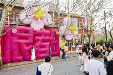 “海河礼物”亮相五大道海棠花节，非遗与春日浪漫共绽