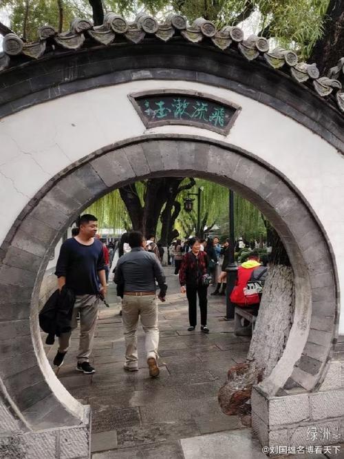 清明假期，济南变“挤南”还好趵突泉前的围栏是石柱的