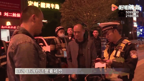 济南交警夜查摩托车 两个多小时七位骑手被罚