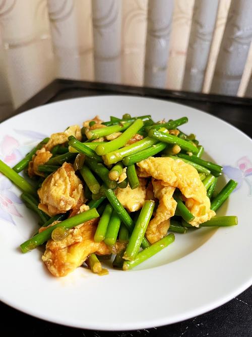 把鸡蛋倒进蒜苔里面，出锅就是一道家喻户晓的美食