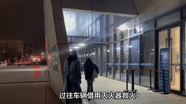 #凯迪拉克XT5#展车突然冒烟起火，工作人员迅速扑灭…