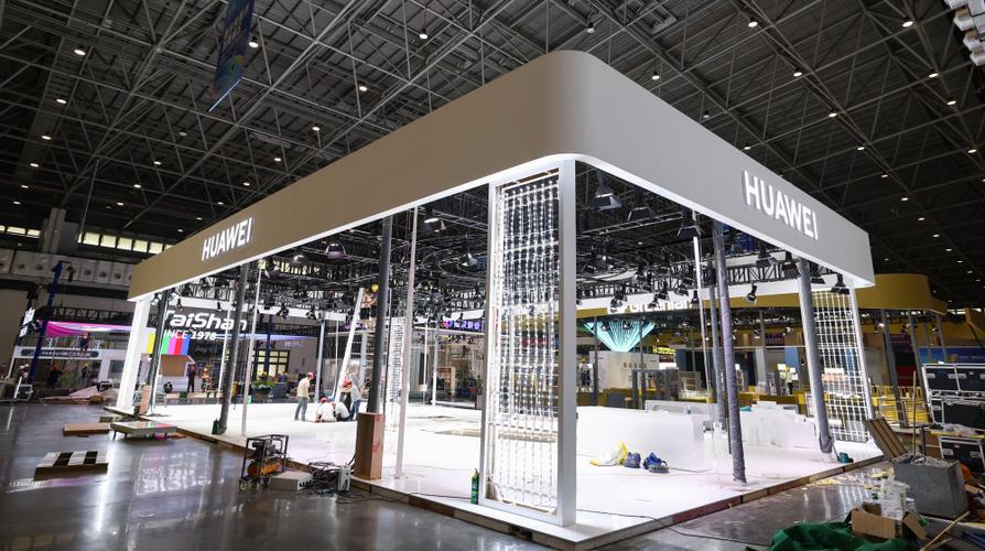 消博会馆内各展位搭建完成 媒体中心搭建材料100%可回收利用
