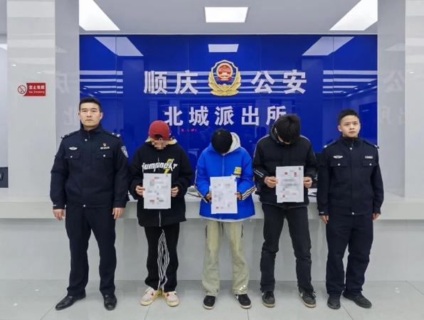 济南：随机开“盲盒”一男子“拉车门”被抓