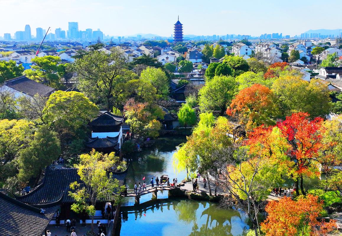 大明湖之名来源于其西岸的名刹大明寺，距今1500多年