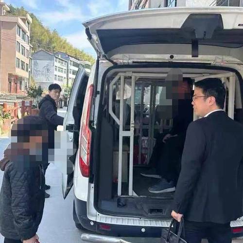 男子拒还7000元货款，当庭疯狂撕毁证据吞掉跑路