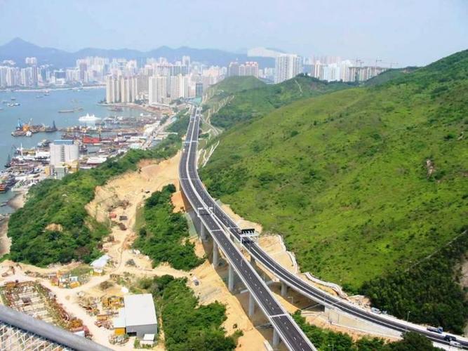 青衣岛是香港第5大岛屿，这里对面是荃湾，从机场到市区会路过