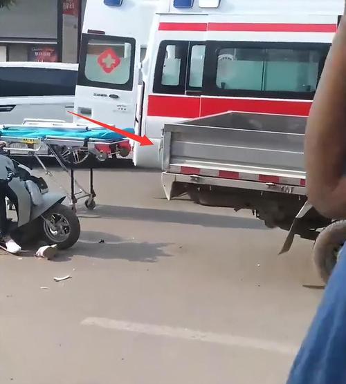 【女骑作死飙车超速300%追尾货车倒下无人认领-