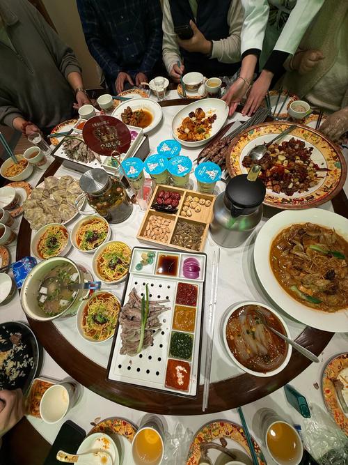 新疆喀纳斯图瓦人家品羊肉，远方的客人备感温暖