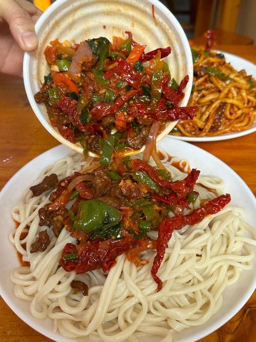 天水秦州悟琨吃辣皮子拌面、盐水烤肉，劲道美味吃面就蒜太香了