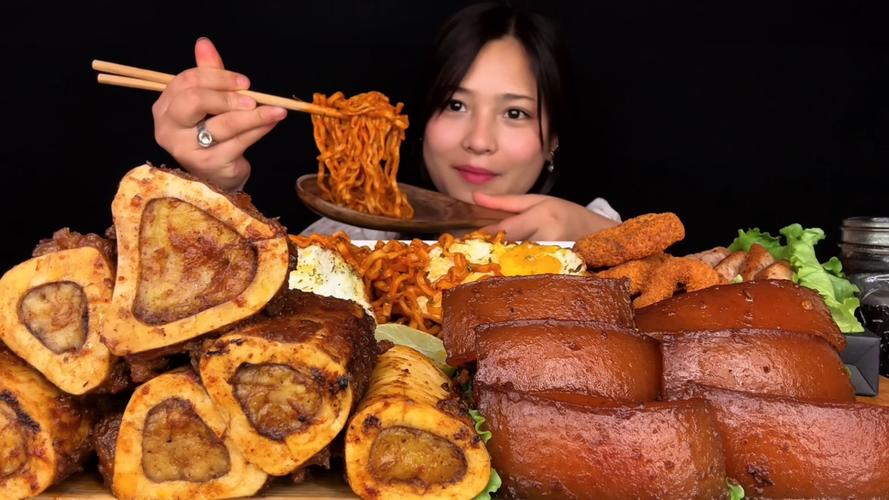 兴安盟女子推荐家乡美食，尼格买提吃到停不下来，秒变吃播