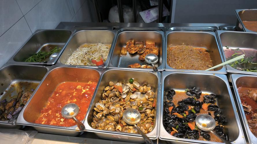 云南超市里10元任吃的自助快餐，所有菜品尽管吃不限量真划算