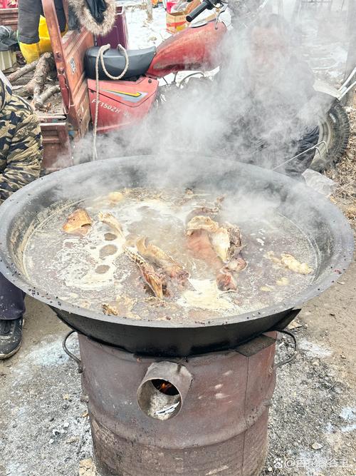 农村大爷煮牛肉，5米烟囱成地标，剁碗肉15块，村民牛汤配白酒