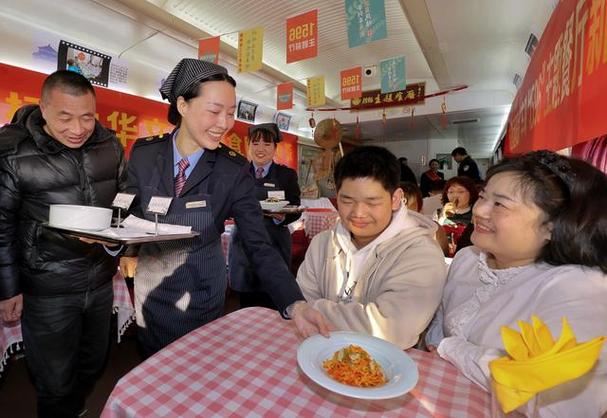 旅行夫妇：乘高铁抵达杭州，吃最美味的中国食物，人们热情好客