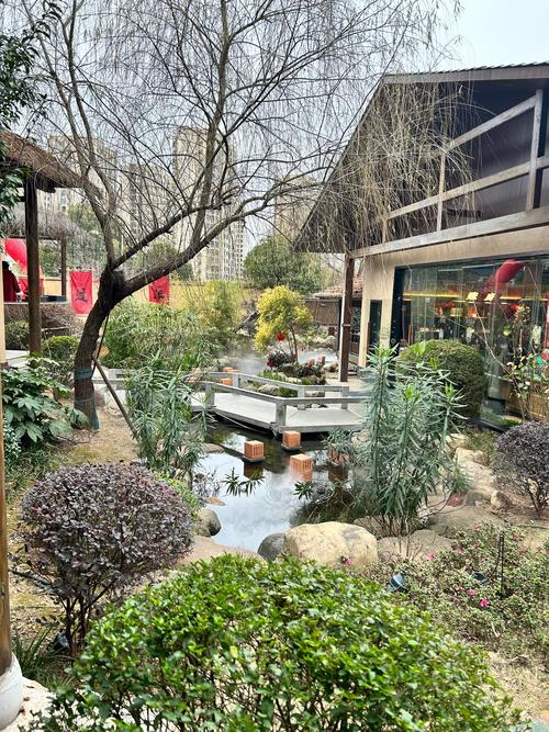 如宁心苑位于洪泽区三河镇五里牌村，是一处别具特色的休闲庭院