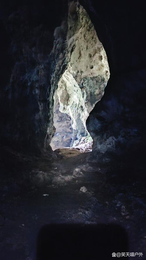 一岩观三月。岩洞口呈半月形，顶部的洞因山体坍塌而成