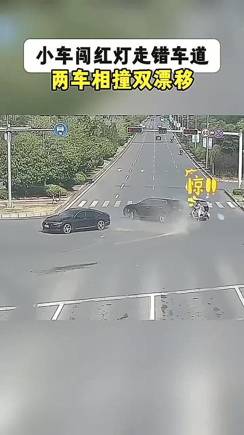 货车闯红灯撞飞小车50米！安全不能靠运气，网友：不愧是陆地坦克