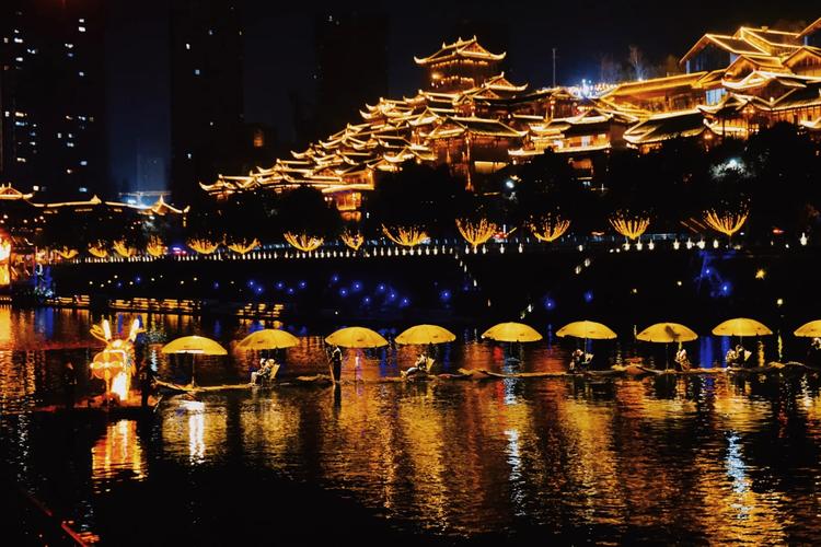 仙山贡水的夜晚惊艳到我了，醉美在文澜桥和土家吊脚楼里…