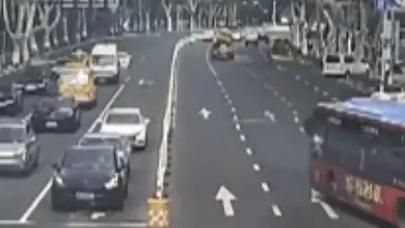 男子试驾时连续撞毁5辆豪车，只为“求职抵债”