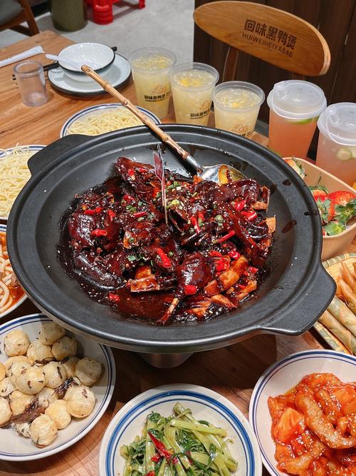 湖北辣王挑战黑鸭煲姚克辣，也不辣啊 省饭课代表