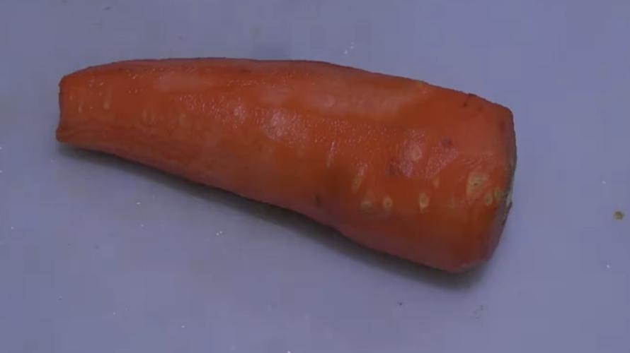 原来饭店的胡萝卜丝是这样切的，难怪切得又细又快，真是高手