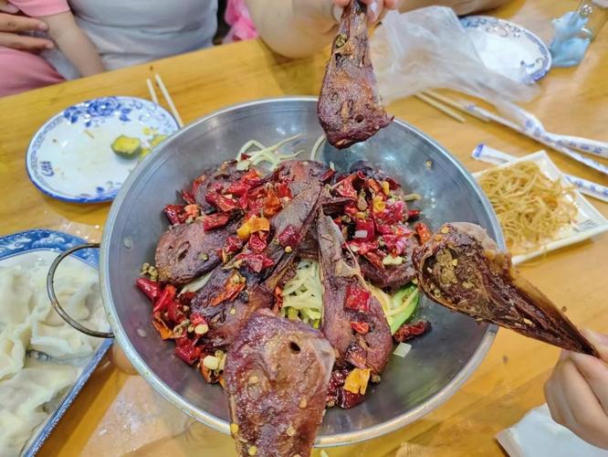 四川夫妻记录日常生活，晚上出租屋卤鸭翅膀吃，味道有点咸 热点