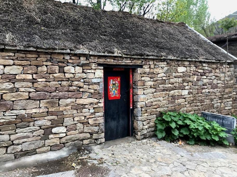 滕州市有个深山老村叫葫芦套,数百年前为逃避战乱躲进深山而建