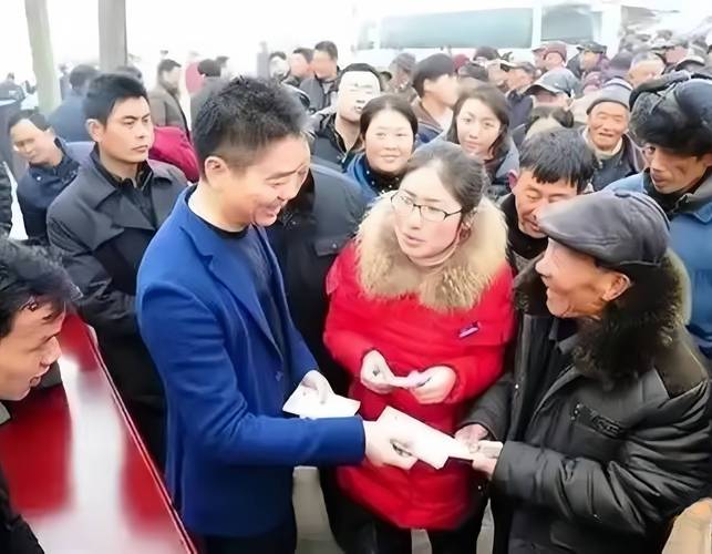 身价700多亿刘强东回宿迁，还给全村60岁以上老人发一万块