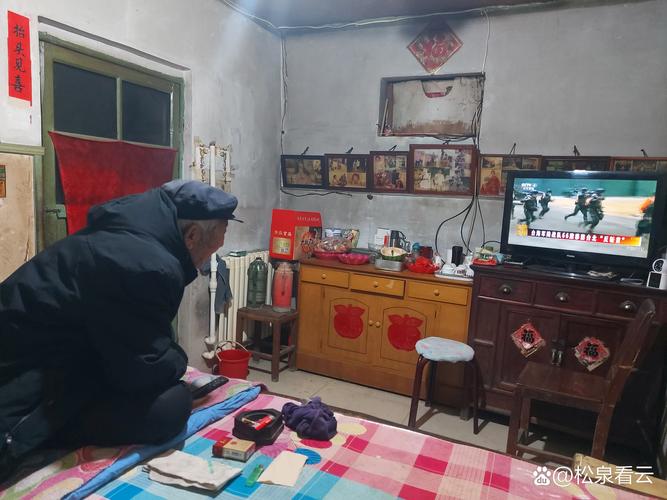 一间破屋，一个灶台，没有任何调味料，老人就是这样生活的