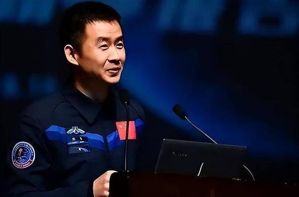 对话航天员陈冬中学班主任：老师和同学都为他感到骄傲