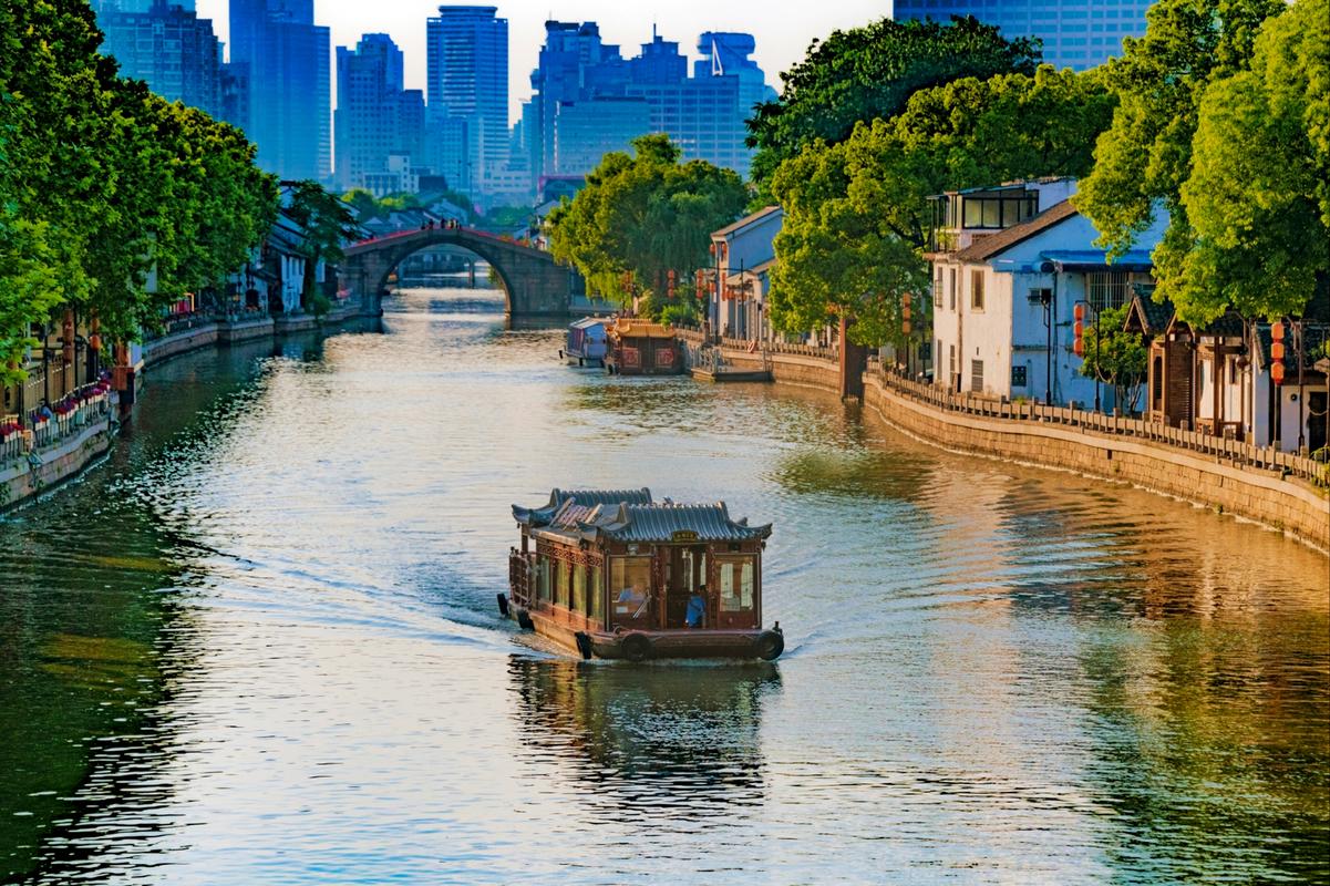 乘船游无锡古运河