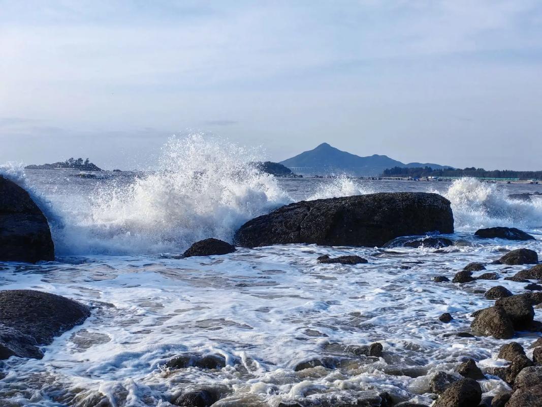 阴云密布的海滩，波涛汹涌，风雨欲来
