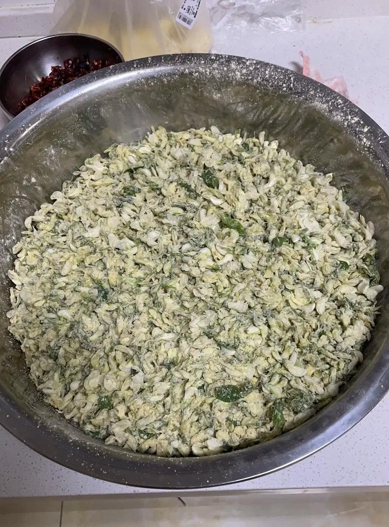 又是年槐花季蒸两锅槐花包子清香中带甜，连不爱吃馍的一连咥三个
