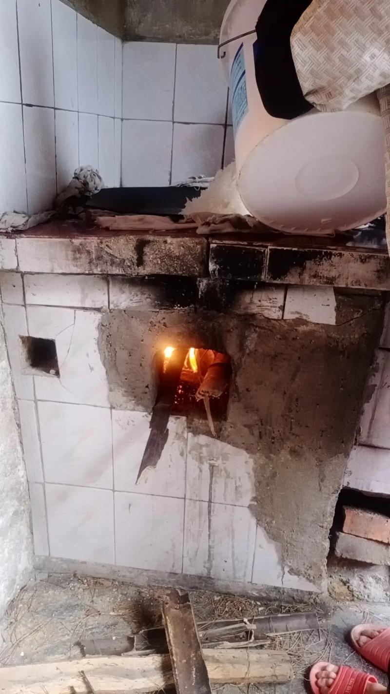 雨锅在农场做的柴火灶快完工了，今天试了一下火，四面到处都冒烟